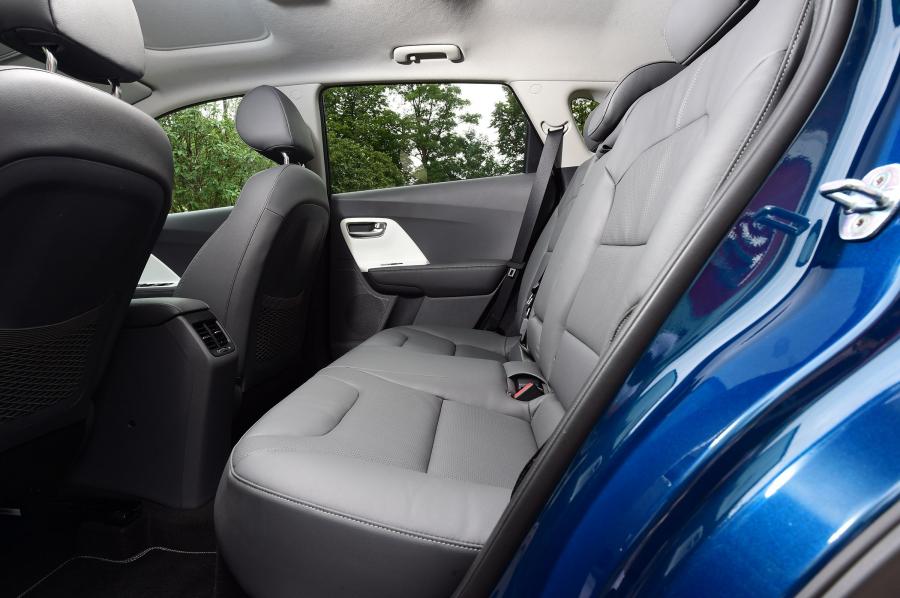 Интерьер Kia Niro 2016 года  (UK) (фото 7 из 31)
